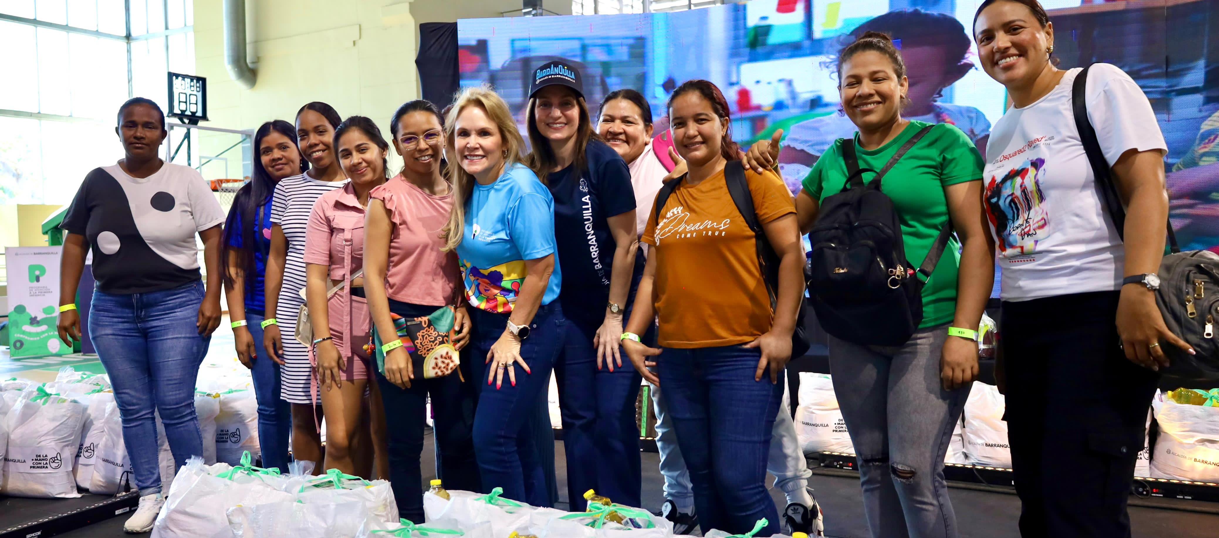 Entrega de mercados a beneficiarias.