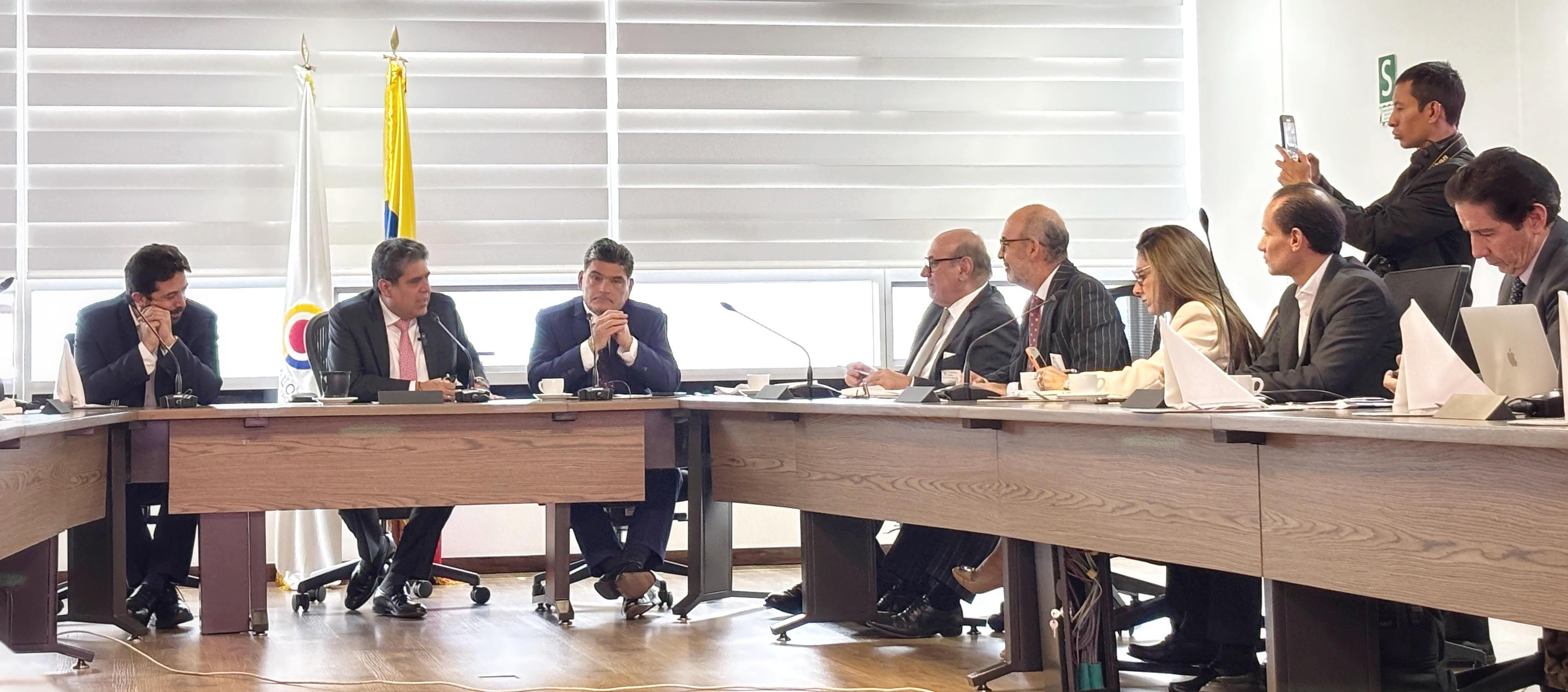 Procurador Gregorio Eljach, Ministro de Hacienda, el Presidente de Andesco y representantes del sector minero-energético.