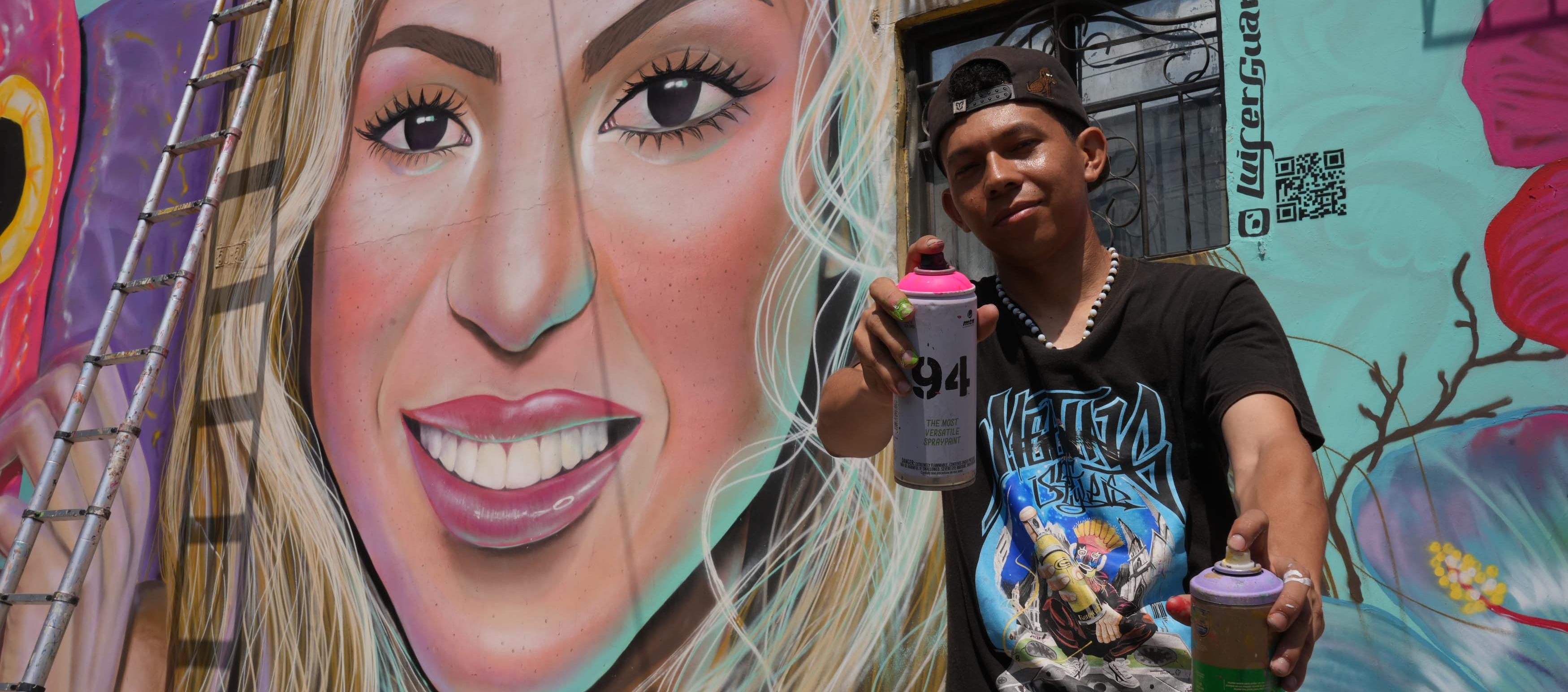 Luifer Guarín con su obra de Shakira.