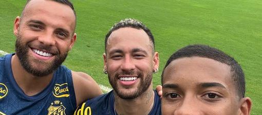 Neymar junto a sus compañeros tras la primera sesión de entrenamiento.
