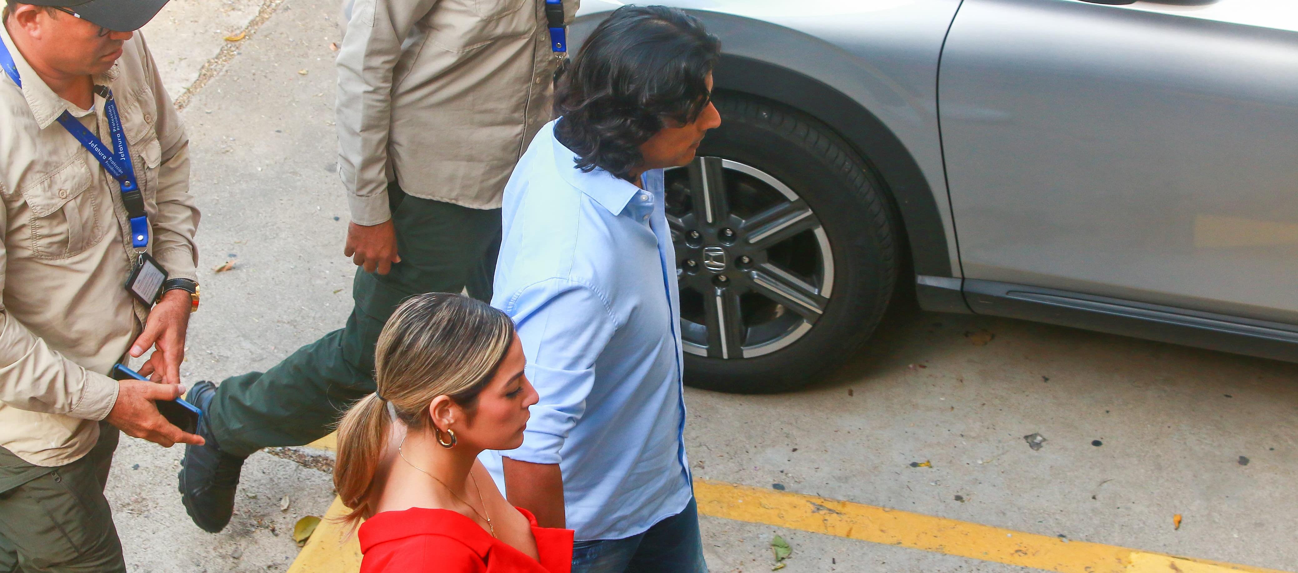 Nicolás Petro llegando con su pareja Laura Ojeda al Centro de Servicios