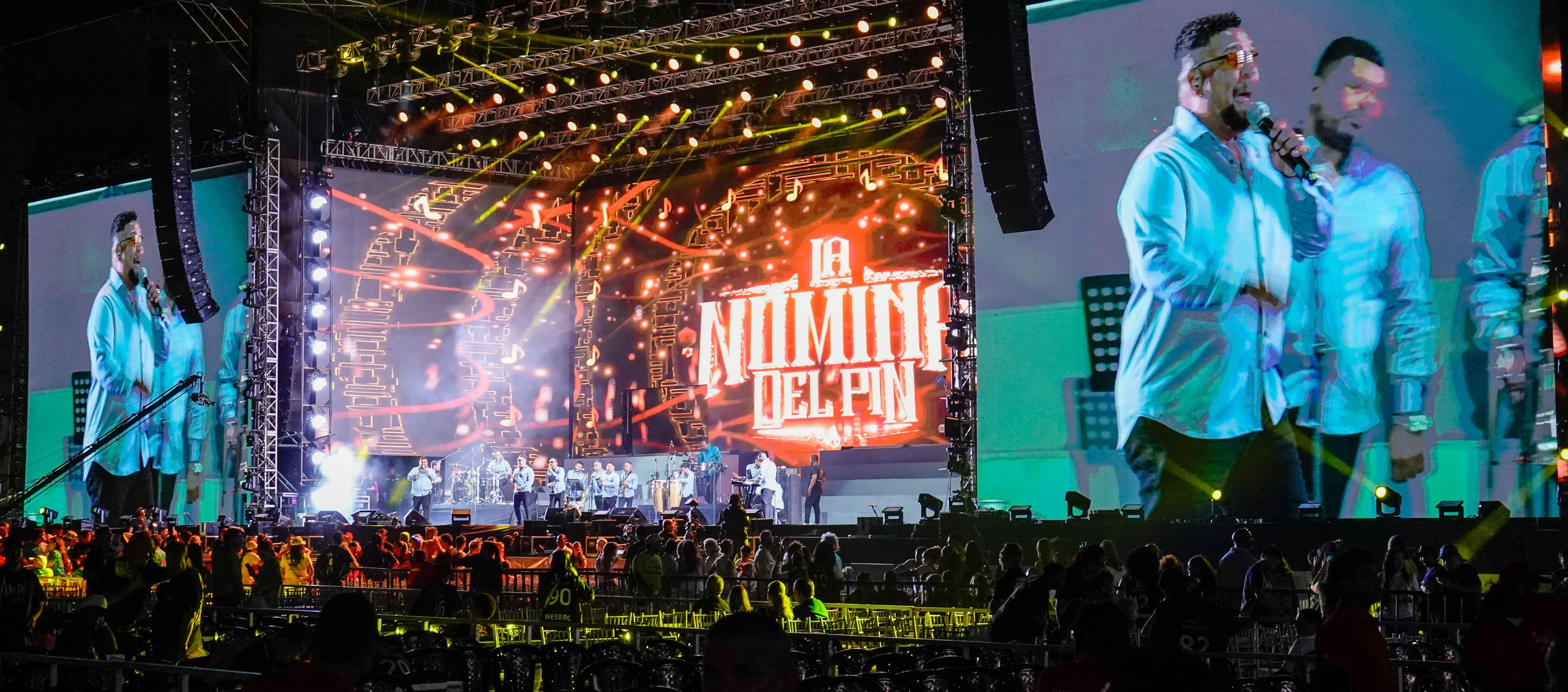 La nómina del pin en escenario previo a la coronación de la Reina. 