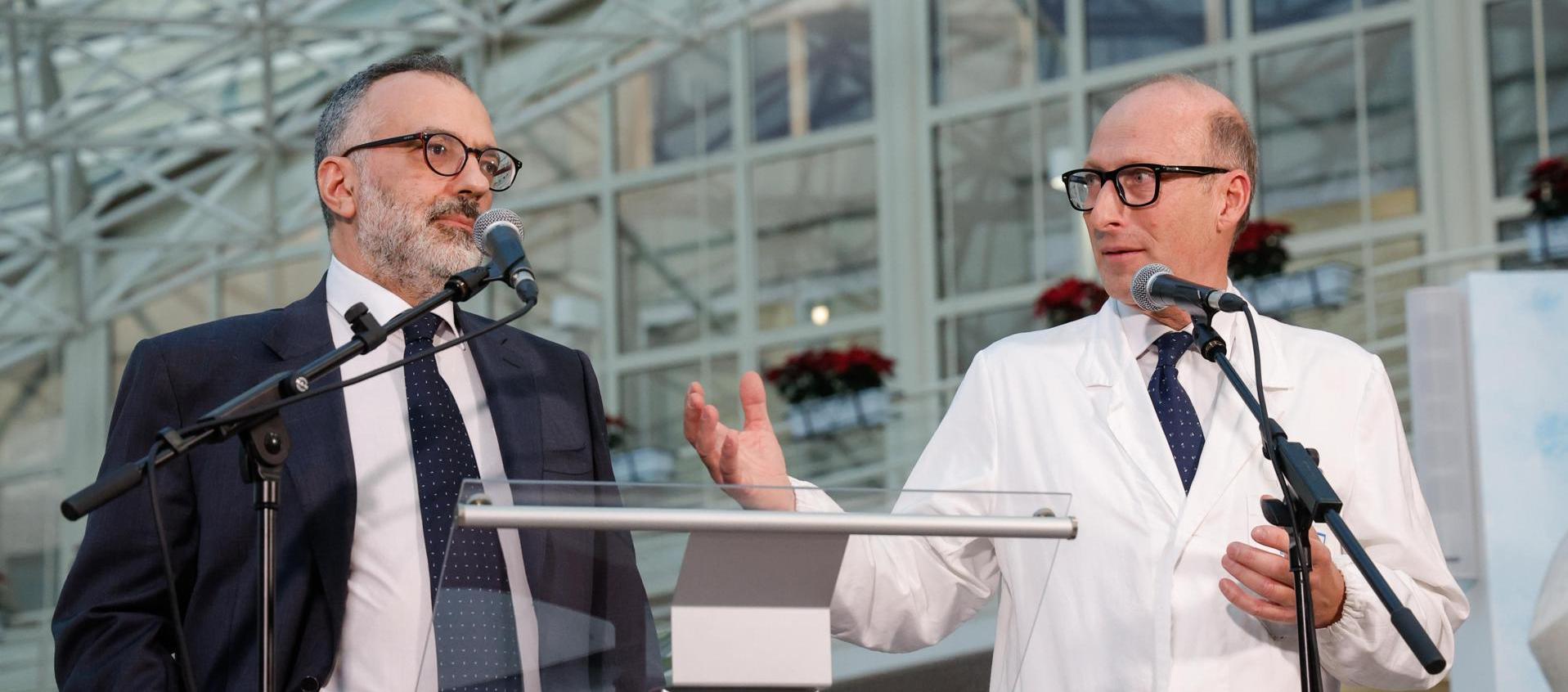 Luigi Carbone y el médico Sergio Alfieri dieron la rueda de prensa sobre la salud del Papa.