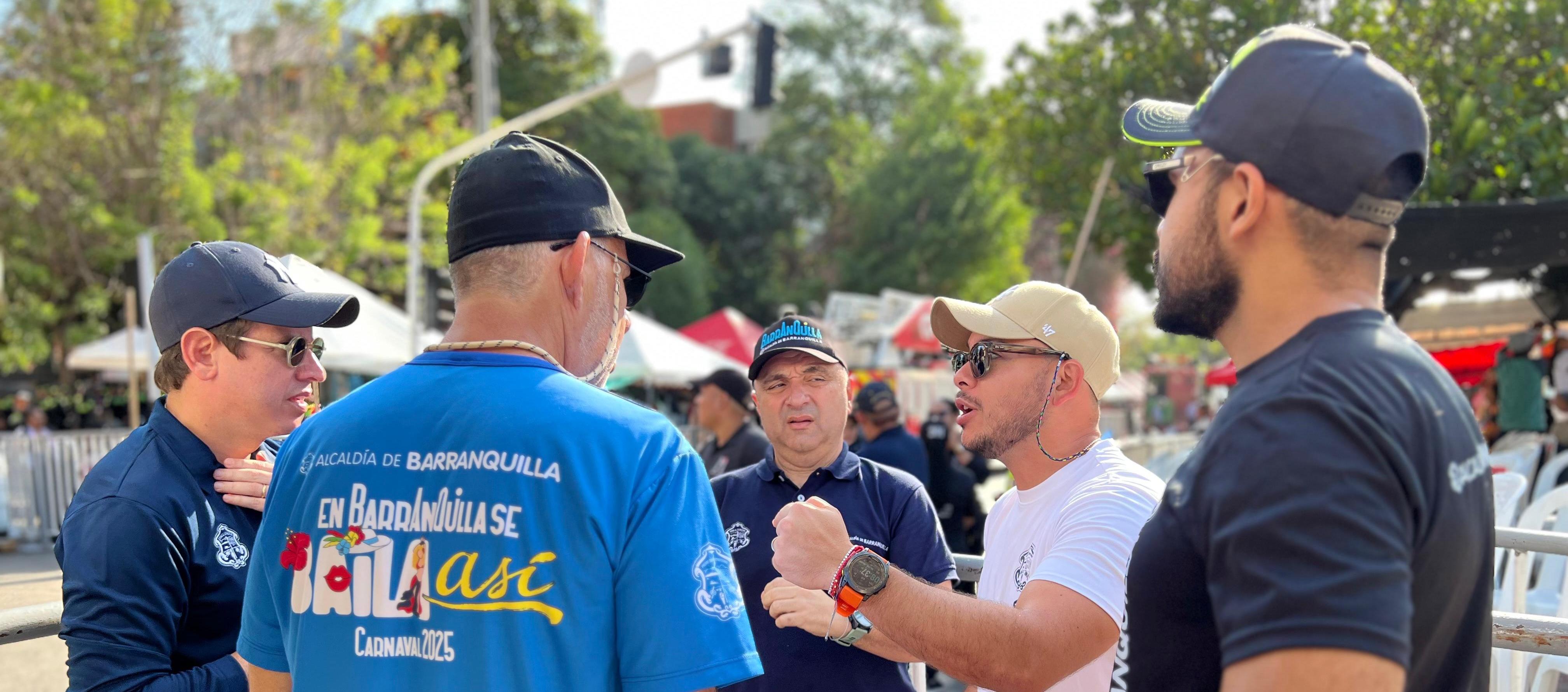 Autoridades distritales en la planeación del evento.