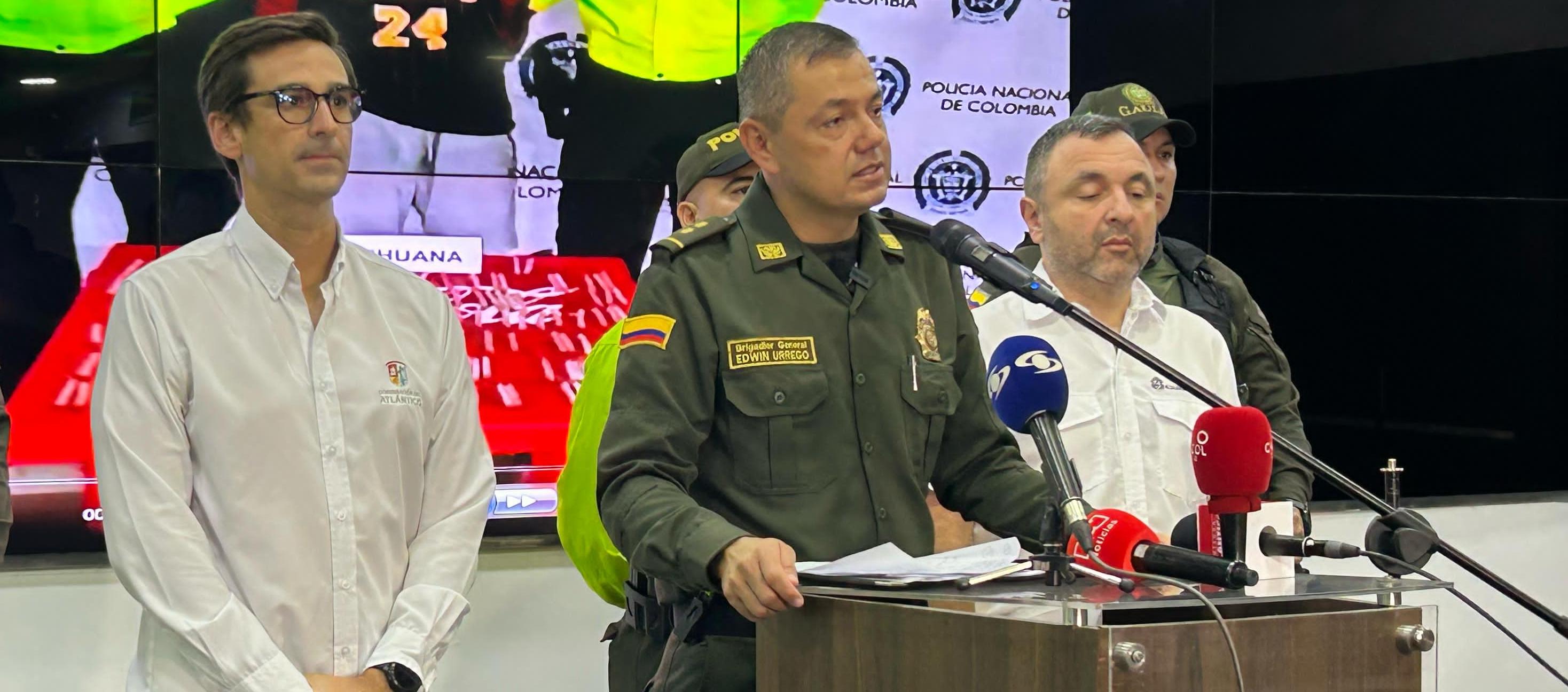 El Comandante de la Policía Metropolitana Brigadier General Edwin Urrego durante la rueda de prensa. Lo acompañan el Secretario del Interior del Atlántico José Antonio Duque y el Secretario de Seguridad del Distrito Yesid Turbay.