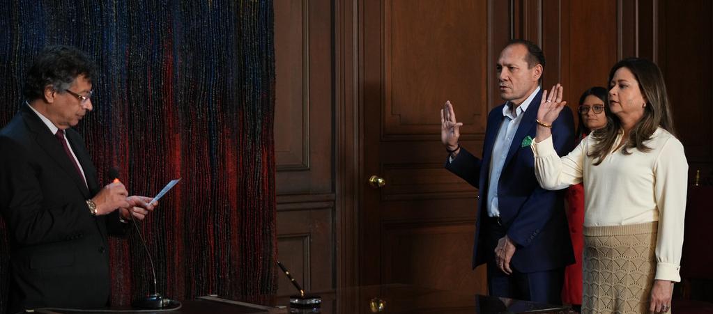 Momento de la posesión de los nuevos ministros ante el Presidente Gustavo Petro. 