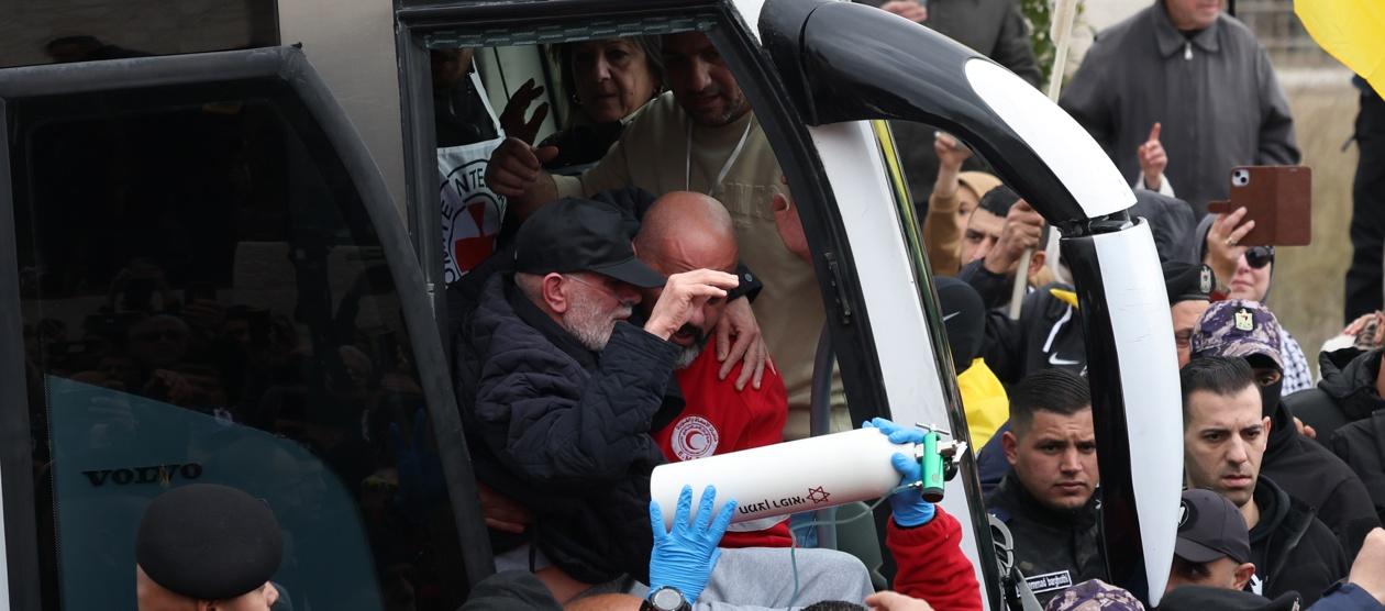 Un prisionero palestino liberado es recibido a su llegada a Ramala en Cisjordania.