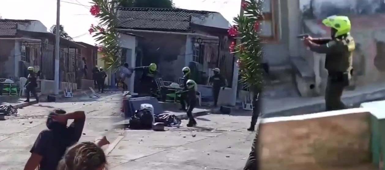 Momento del enfrentamiento entre los policías y la comunidad. 