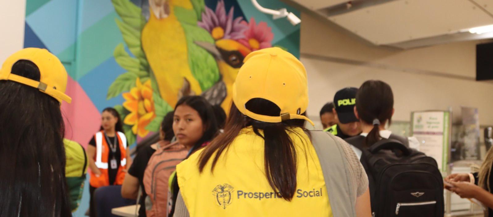 Funcionarios de Prosperidad Social en el aeropuerto de Medellín. 