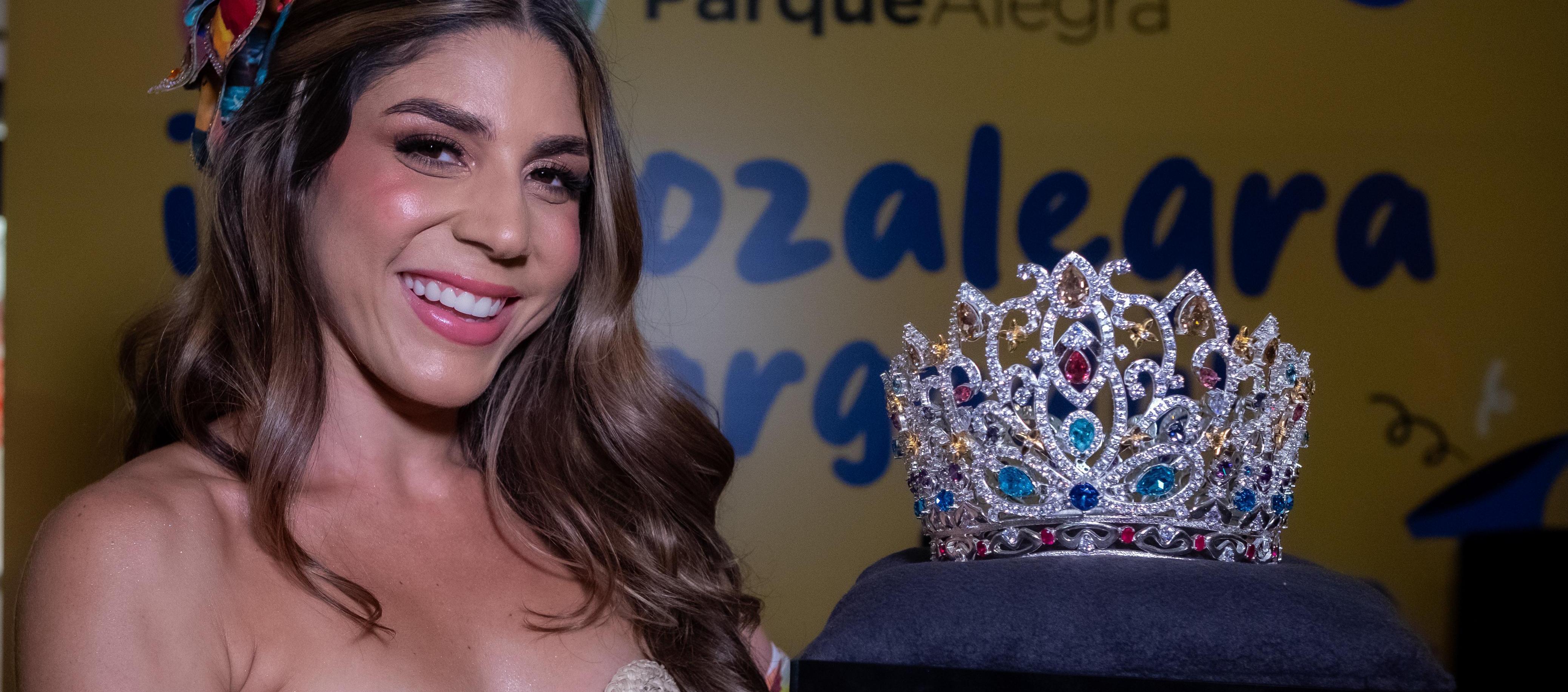 Alexsandra Estarita con la corona que lucirá. 