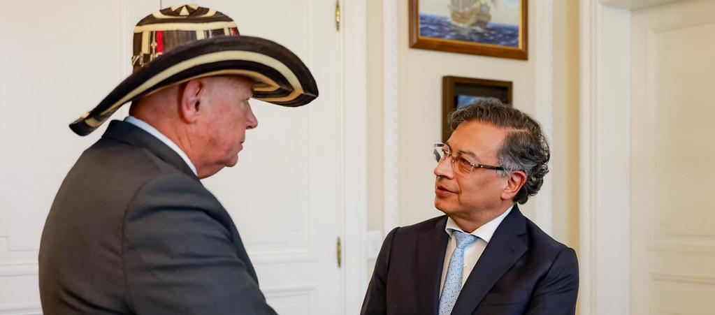 Encargado de negocios de la embajada de Estados Unidos, John McNamara; y el Presidente Gustavo Petro. 