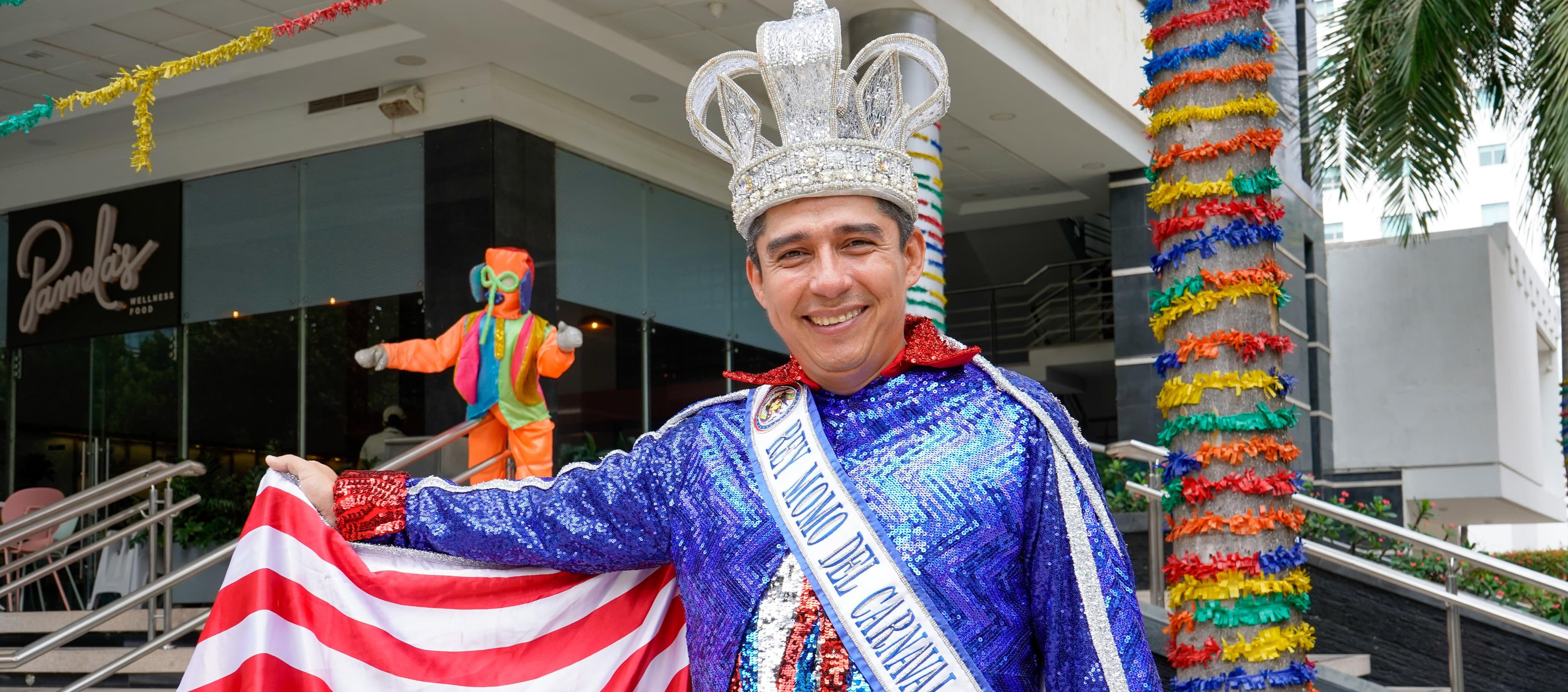 El intendente jefe Johnny Pico Hernández con su atuendo de Rey Momo. 