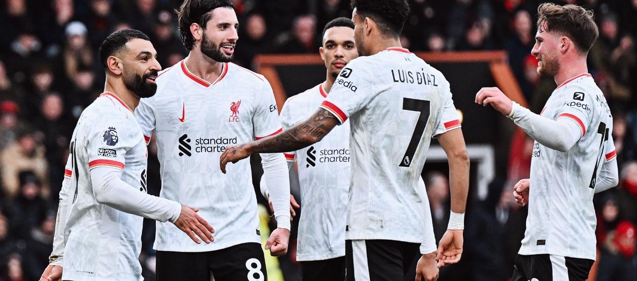 Mohamed Salah celebrando el gol junto a sus compañeros.