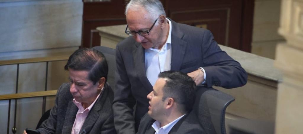 El Ministro del Interior, Jaime Raúl Salamanca; el Ministro de Salud, Guillermo Alfonso Jaramillo, y el presidente de la Cámara, Jaime Raúl Salamanca.