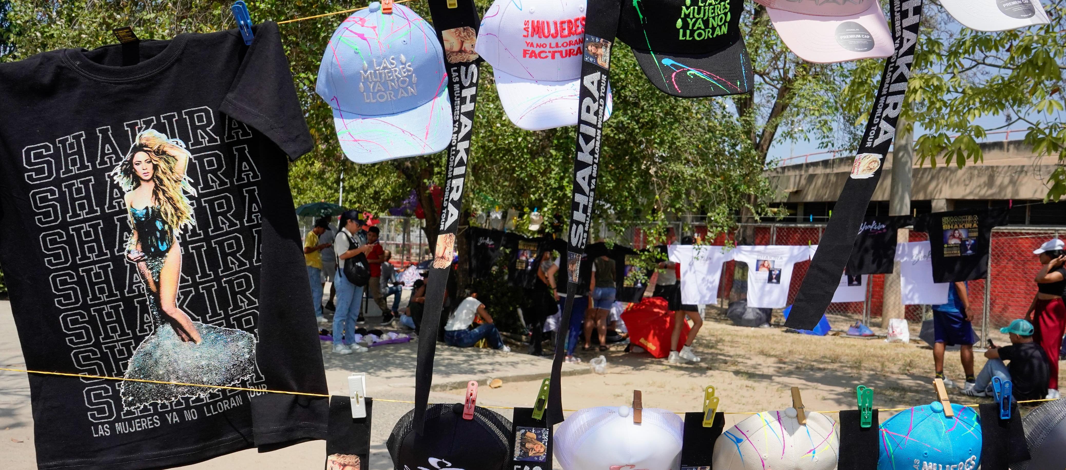 Venta de camisetas y gorras alusivas a Shakira a las afueras del estadio Metropolitano.