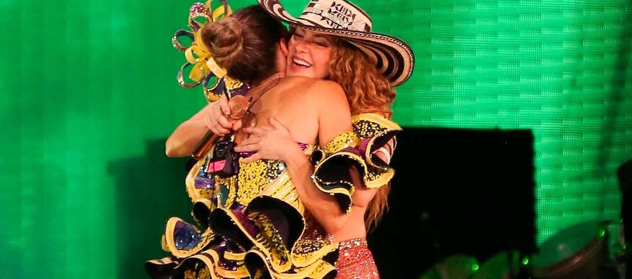 Shakira abrazando a la Reina del Carnaval 2025, Tatiana Angulo Fernández de Castro.