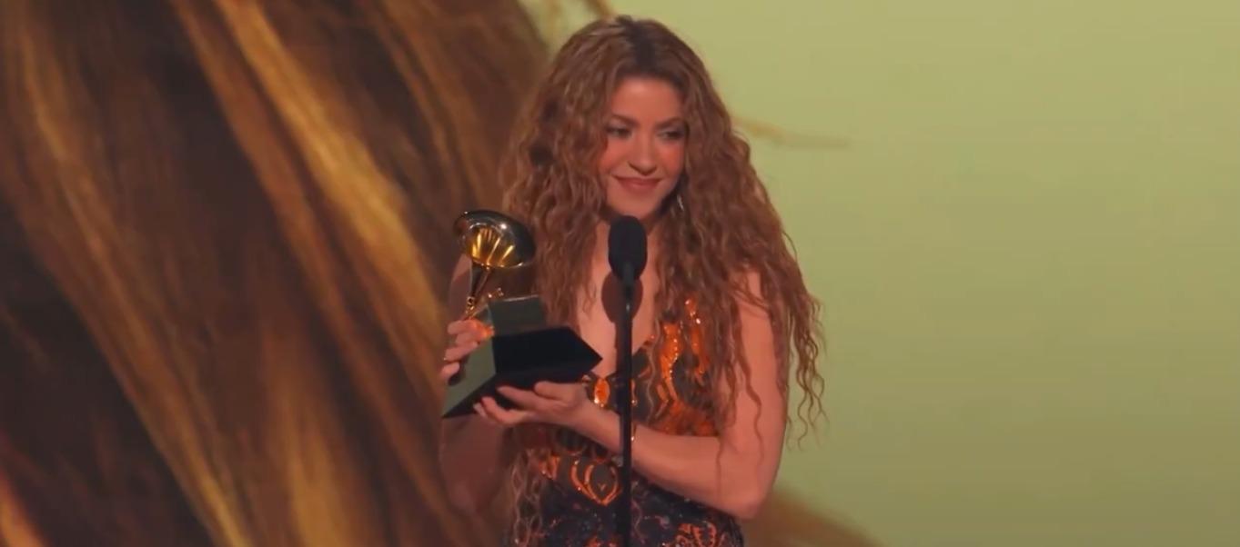 Shakira recibiendo el Premio Grammy.