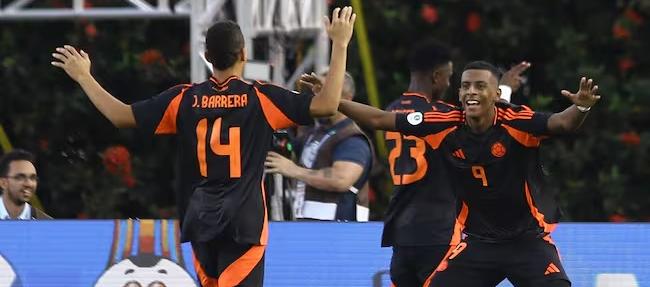 Jugadores de Colombia celebrando el gol a Brasil.
