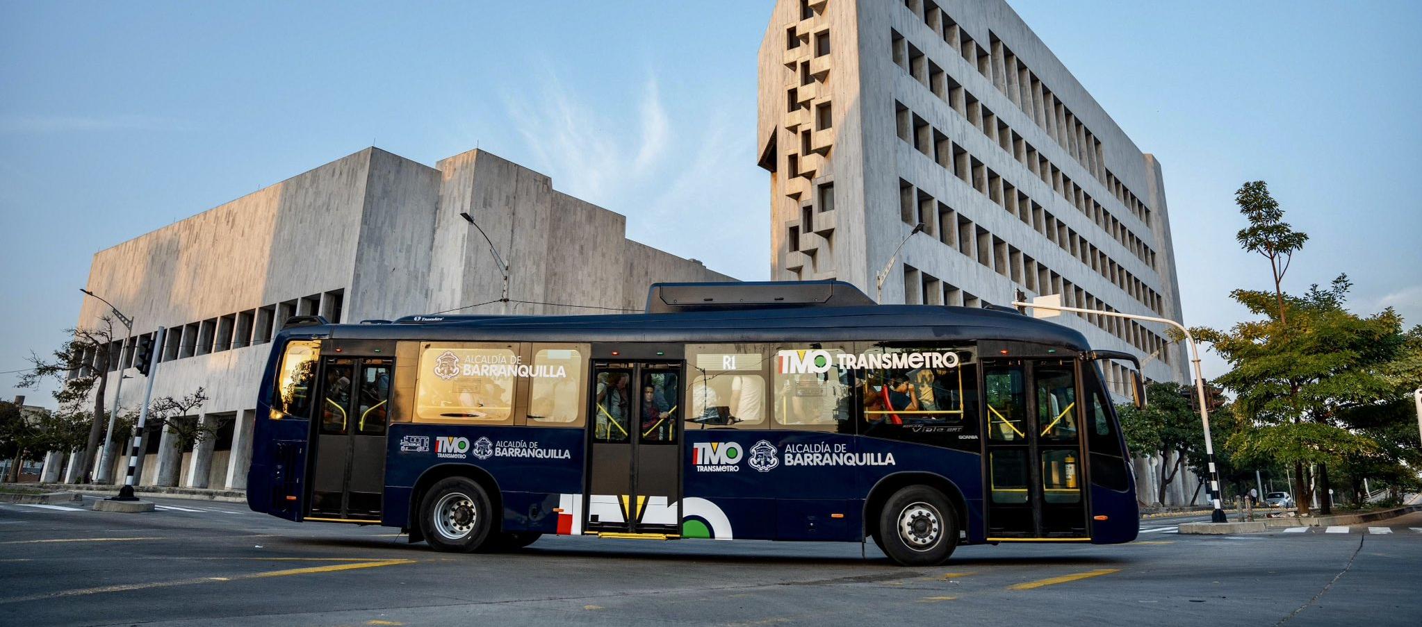 Bus de Transmetro en recorrido por la ciudad. 