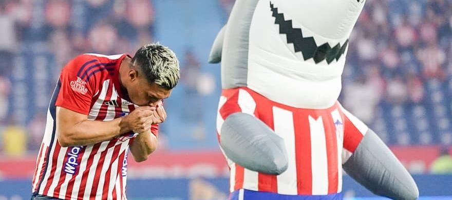 Teófilo Gutiérrez besando el escudo de Junior.