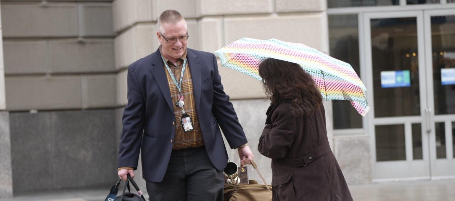 Uno de los empleados saliendo con sus objetos. 