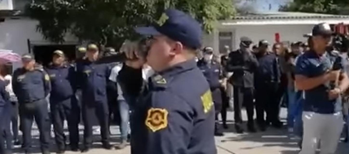 Zair Guette despidiendo al sargento Javier Henríquez Solano Ruíz.