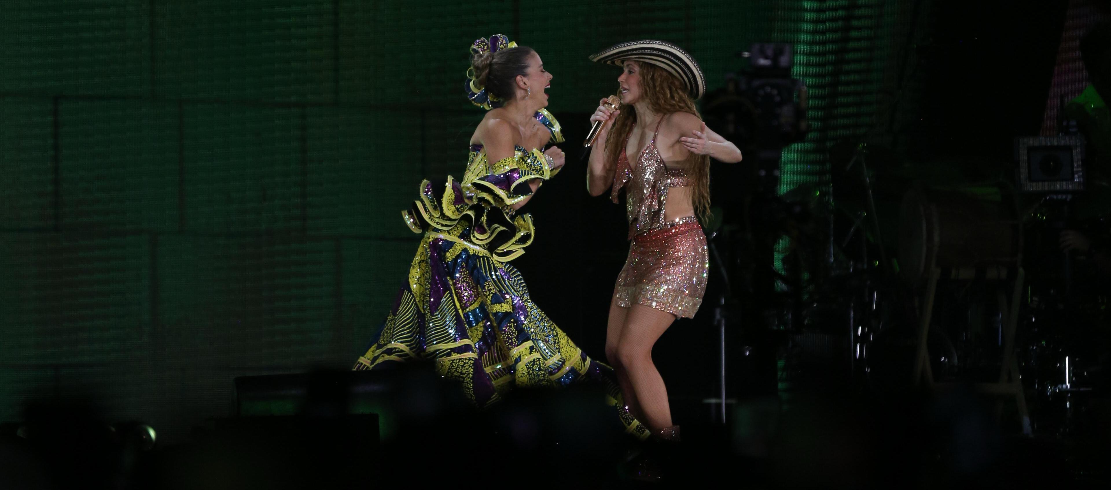 La Reina Tatiana junto a Shakira en el 'Metro'. 
