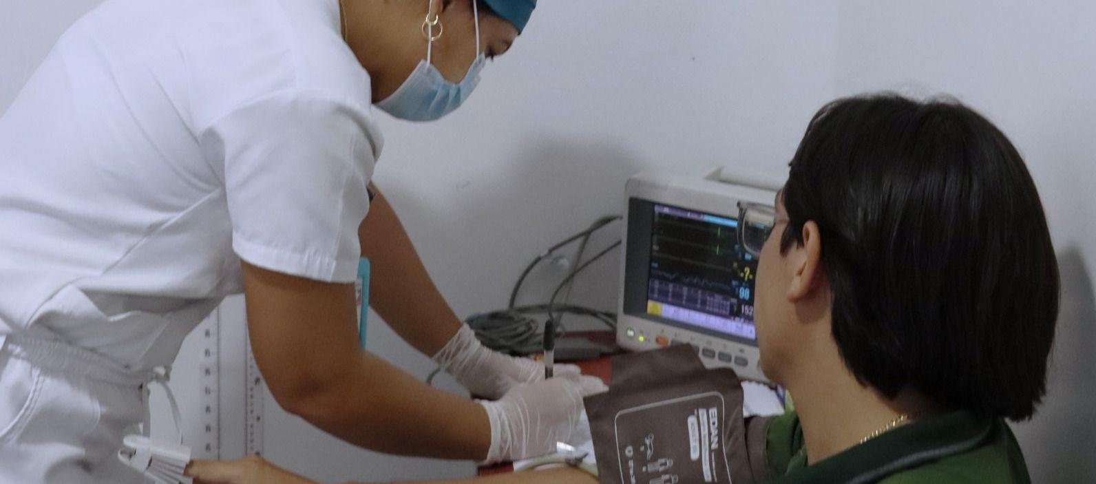 Profesional de la salud brinda atención a un usuario. 