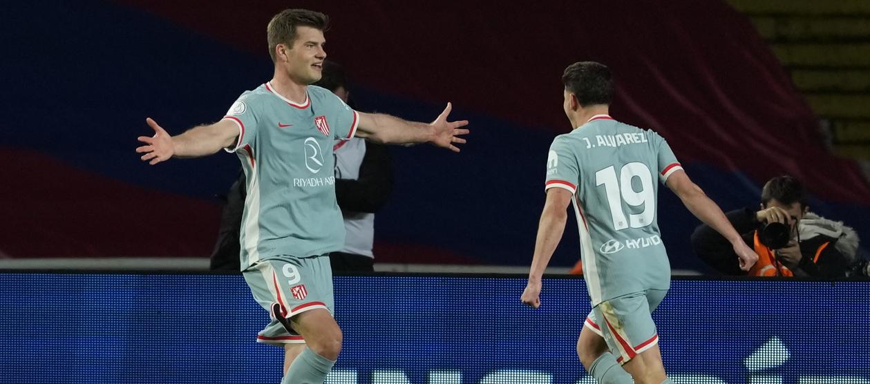 AlexanderSorloth festeja el gol del empate con el argentino Julián Álvarez. 