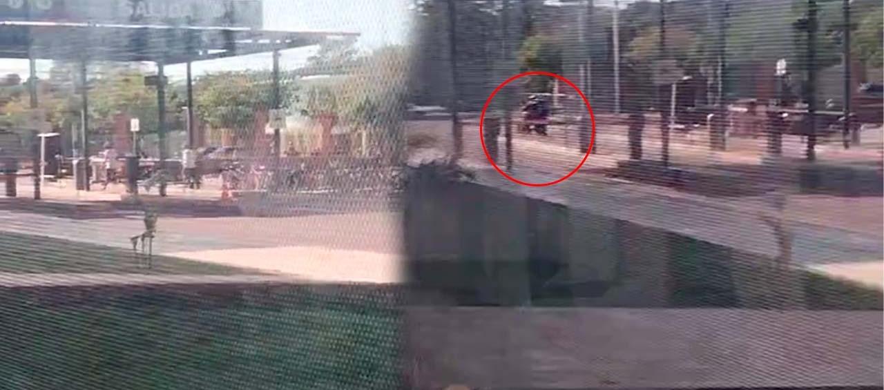 Momentos en que los delincuentes huían del lugar. 