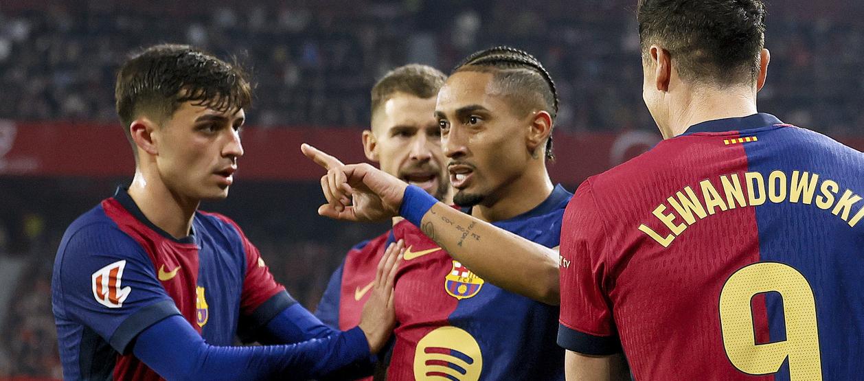 El brasileño Raphinha celebra su gol con Pedri y Lewandowski.