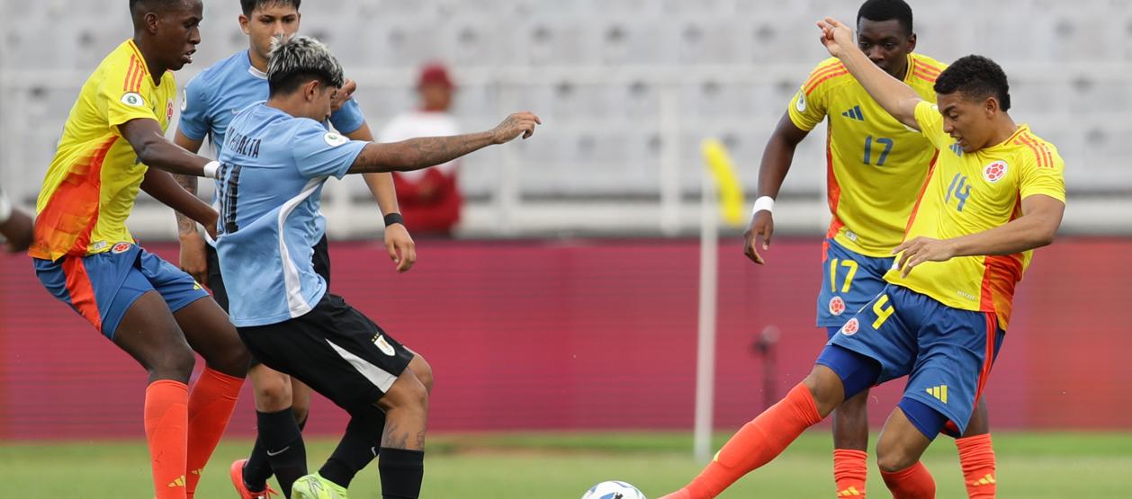 Jordan Barrera trata de rematar a la portería uruguaya. 