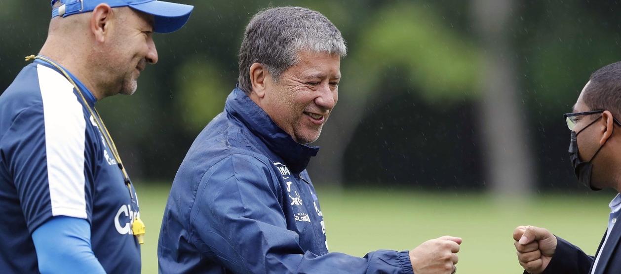 Hernán Darío Gómez con su asistente técnico Édgar 'Panzer' Carvajal. 