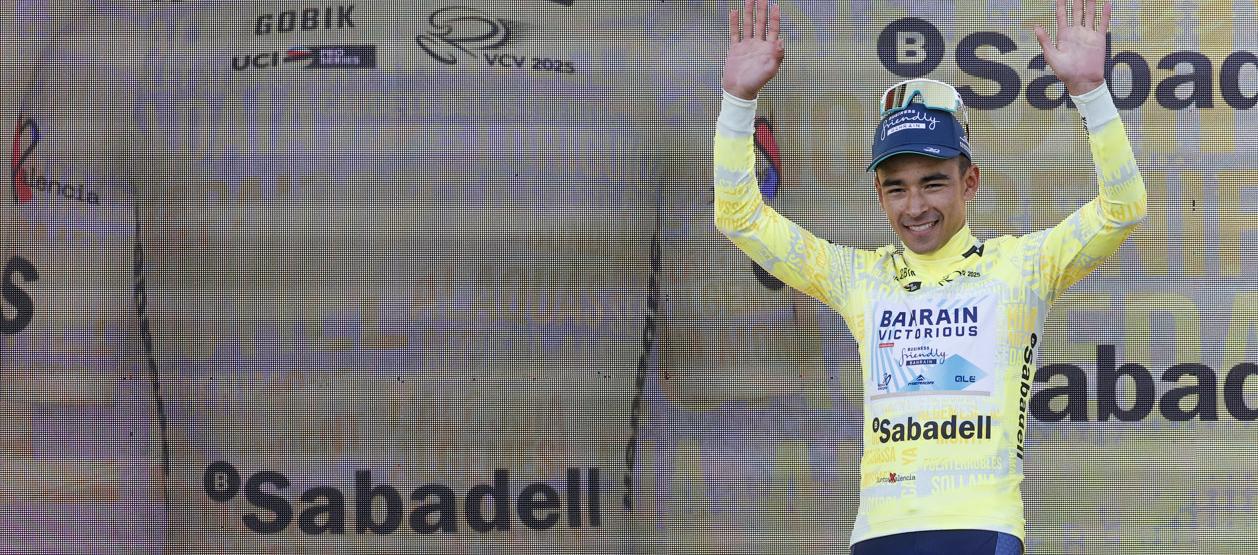 Santiago Buitrago celebra su consagración en la Vuelta a la Comunidad Valenciana.  