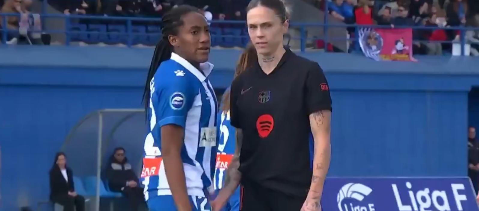 El momento en que Mapi León toca las partes íntimas de la colombiana Daniela Caracas.