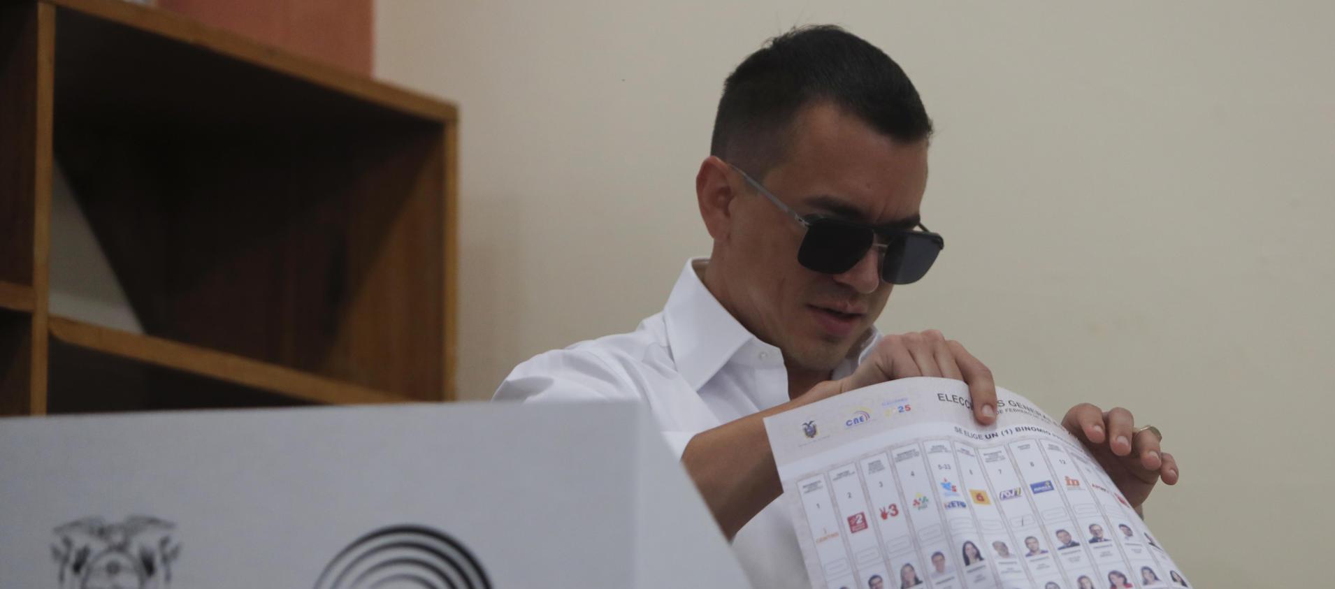 Daniel Noboa ejerció su derecho al voto este domingo.