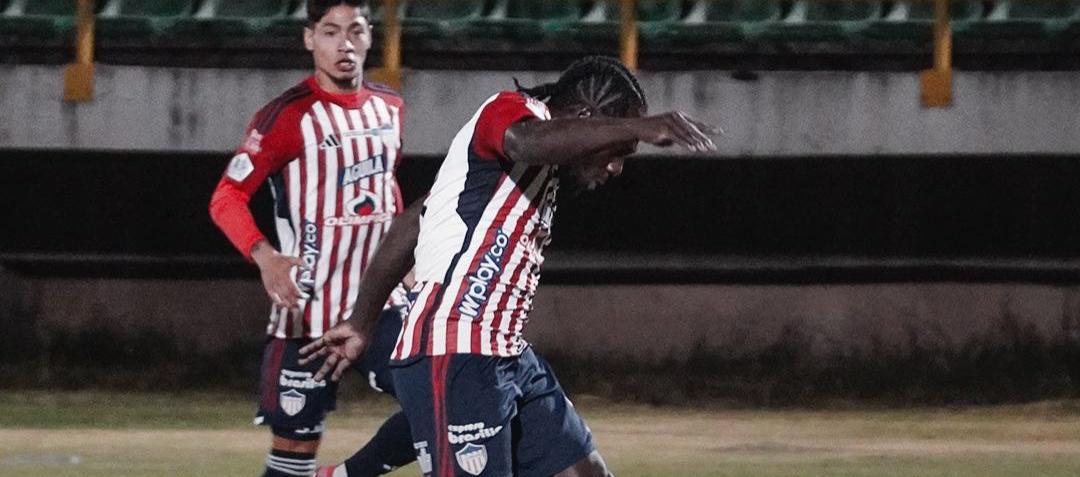 Yimmi Chará, autor del primer gol del Junior, remata a la portería del Boyacá Chicó. 