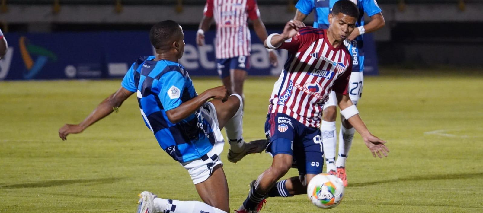 José Enamorado, que estrelló una bola en el palo, en un duelo con un jugador del Boyacá Chicó.