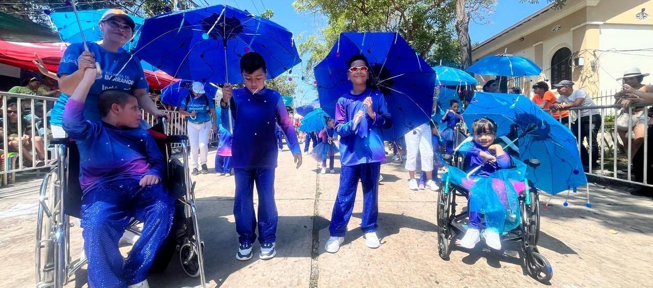 Comparsa inclusiva participa del Carnaval de los Niños 2025.