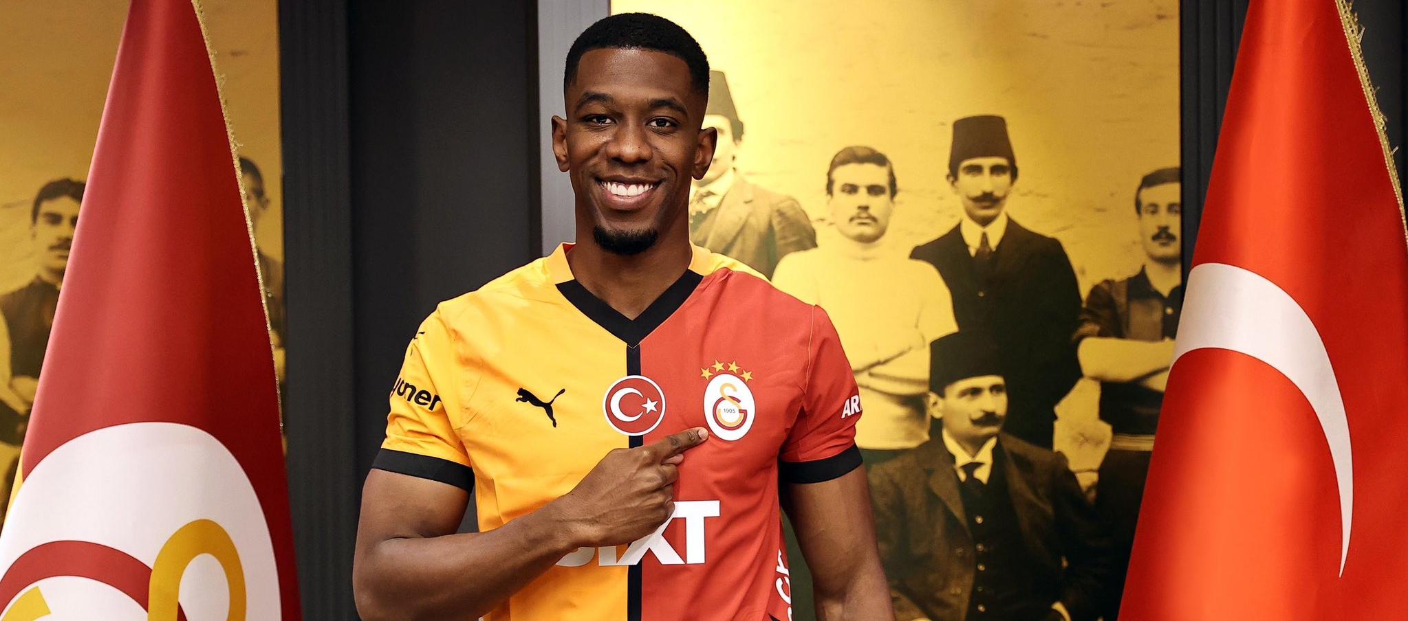 El colombiano Carlos Cuesta con la camiseta de su nuevo club. 