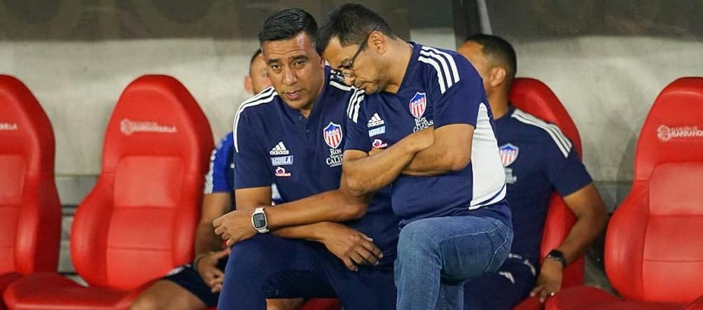 El técnico del Junior, César Farías, dialoga con el delegado Héctor Fabio Báez.