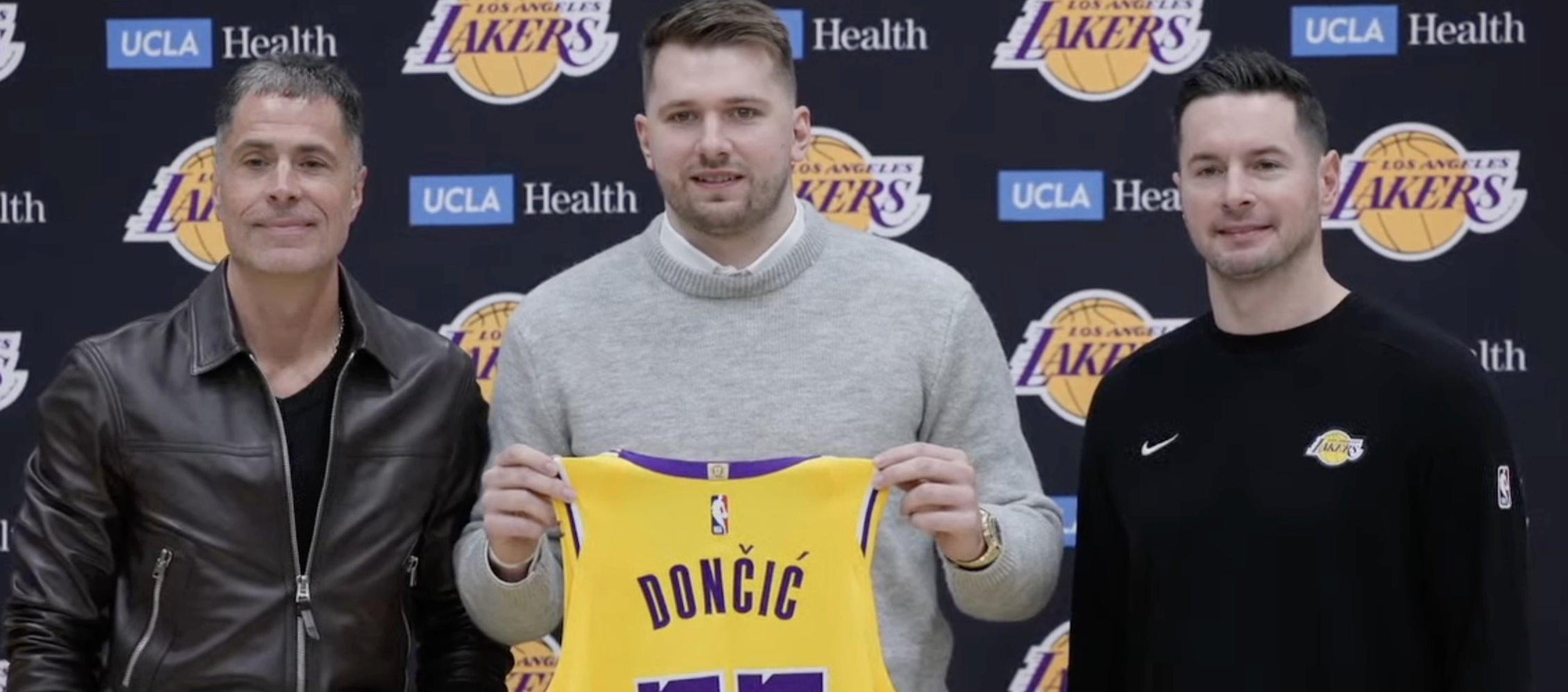 Luca Doncic durante su presentación como nuevo jugador de los Lakers.