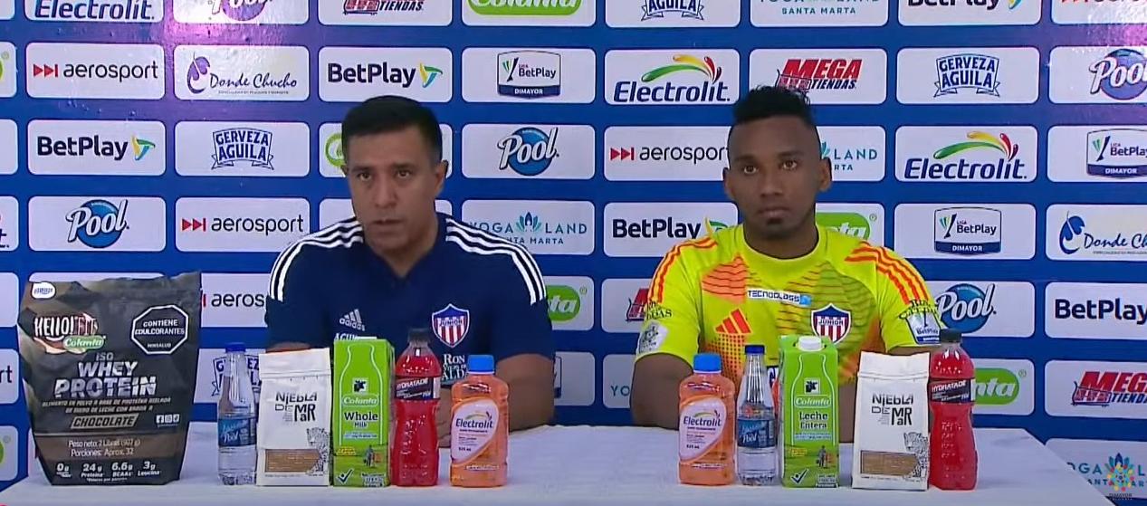 César Farías y Jefersson Martínez en la rueda de prensa al final del partido contra Unión Magdalena.