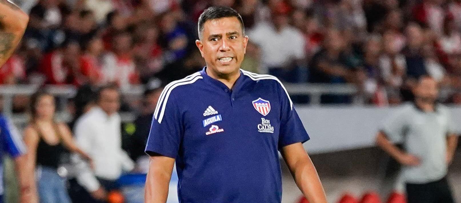 César Farías, técnico del Junior, durante el partido contra Envigado. 