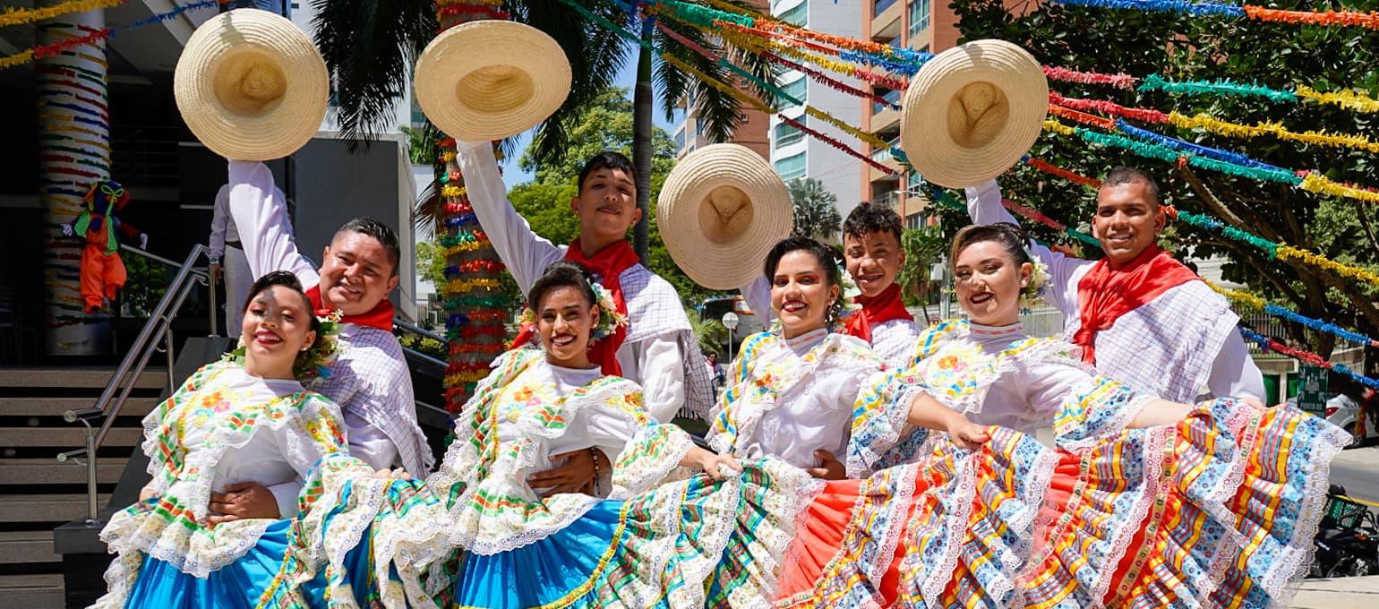 Bailarinas de a agrupación dancística Expresión son Candela.