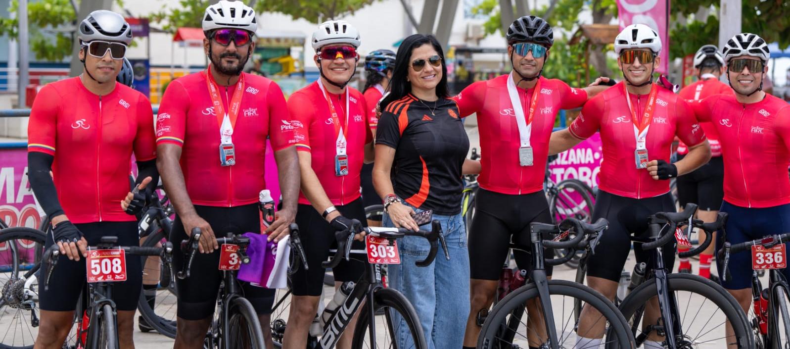 Grupo de participantes en la carrera ciclística Gran Fondo Caribe. 