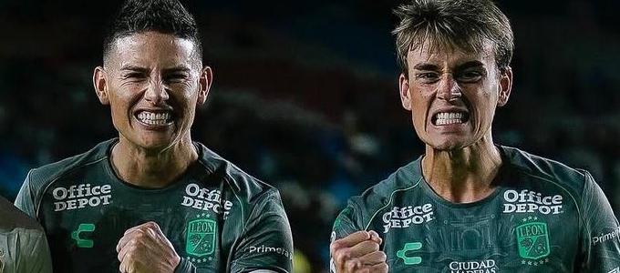 James Rodríguez con su compañero de equipo Nicolás Fonseca. 