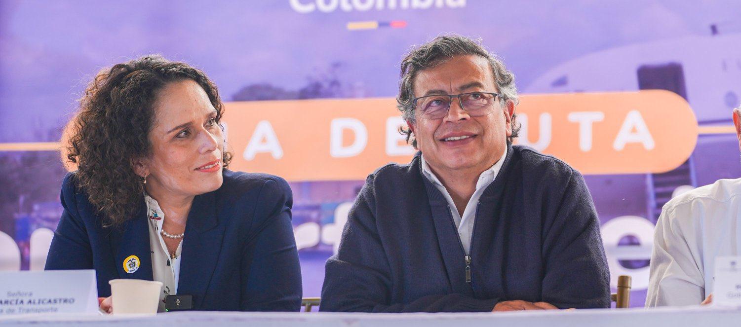 La exministra de Transporte, María Constanza García, y el Presidente Gustavo Petro.