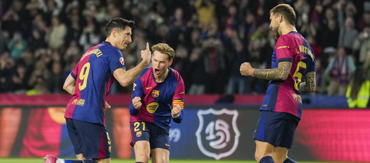 Robert Lewandowski (9) festeja el gol con el que le dio el triunfo al Barcelona. 