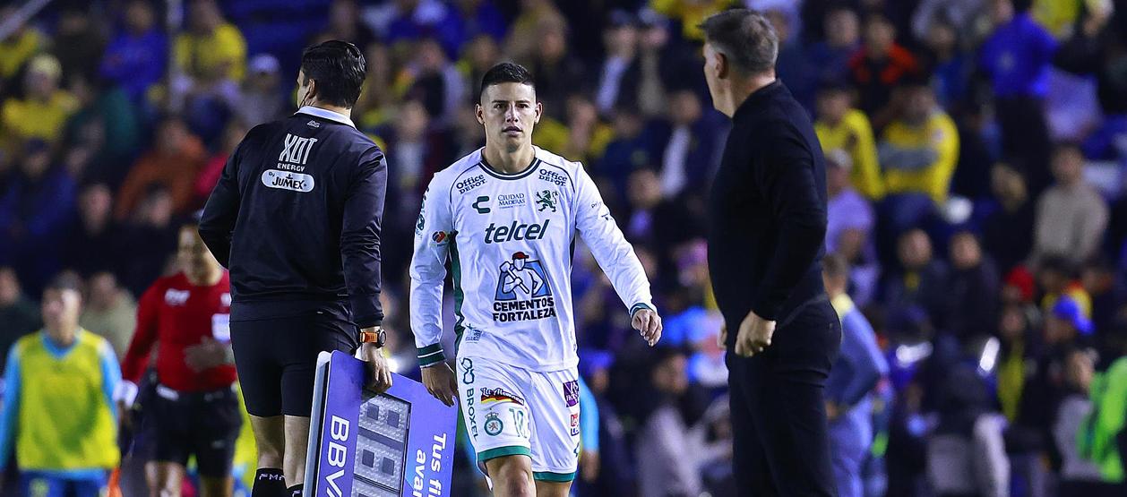 James Rodríguez tras ser sustituido por el técnico Eduardo Berizzo.